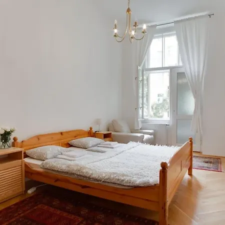Charming 2br Garden Views In Historic Vinohrady アパート