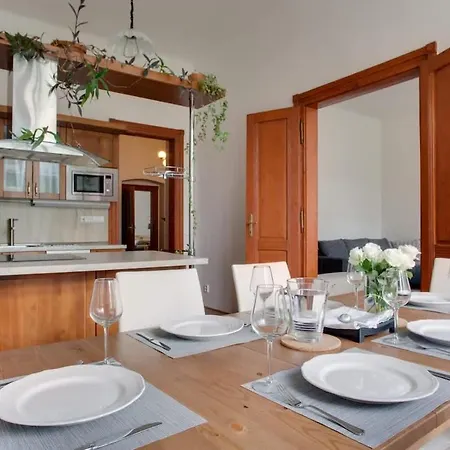 Charming 2br Garden Views In Historic Vinohrady アパート *