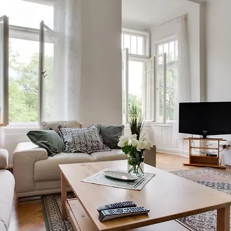 アパート Charming 2br Garden Views In Historic Vinohrady プラハ