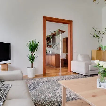 Charming 2br Garden Views In Historic Vinohrady アパート プラハ