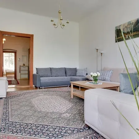 Charming 2br Garden Views In Historic Vinohrady プラハ