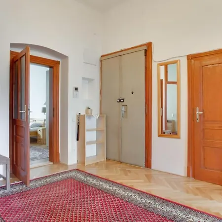 Charming 2br Garden Views In Historic Vinohrady * プラハ