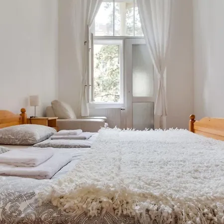 Charming 2br Garden Views In Historic Vinohrady プラハ