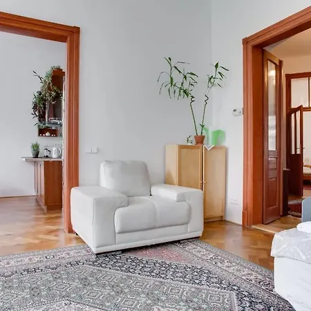 Charming 2br Garden Views In Historic Vinohrady *