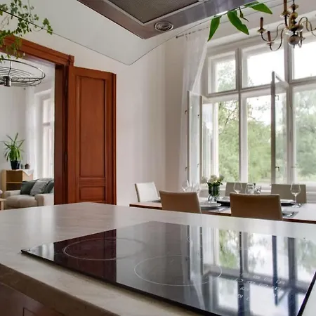 Charming 2br Garden Views In Historic Vinohrady アパート