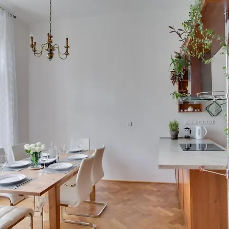 Charming 2br Garden Views In Historic Vinohrady アパート *