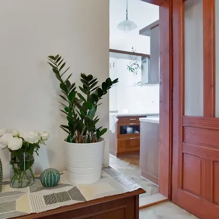 Charming 2br Garden Views In Historic Vinohrady *