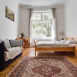 Charming 2br Garden Views In Historic Vinohrady Daire *