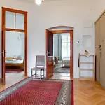 Apartment Charming 2br Garden Views In Historic Vinohrady *