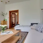 Charming 2br Garden Views In Historic Vinohrady Daire Prag