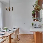 Charming 2br Garden Views In Historic Vinohrady Daire *