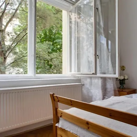 Charming 2br Garden Views In Historic Vinohrady Praga