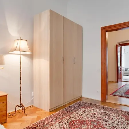 Charming 2br Garden Views In Historic Vinohrady Appartamento