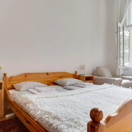 Charming 2br Garden Views In Historic Vinohrady *