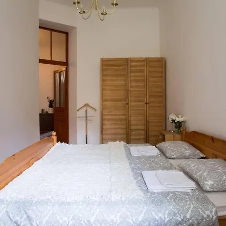 Charming 2br Garden Views In Historic Vinohrady Appartamento