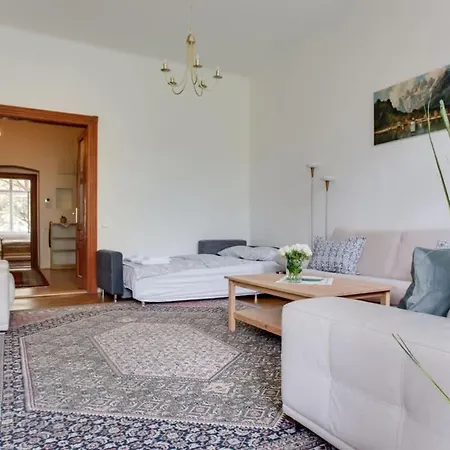 Charming 2br Garden Views In Historic Vinohrady Appartamento
