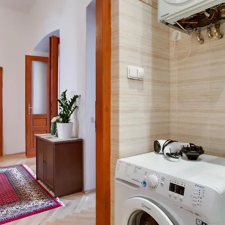 Charming 2br Garden Views In Historic Vinohrady *