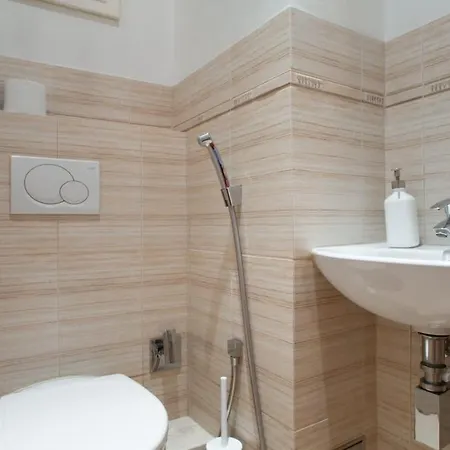 Charming 2br Garden Views In Historic Vinohrady Praga