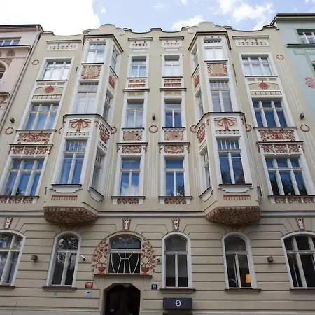 Charming 2br Garden Views In Historic Vinohrady Appartamento Praga