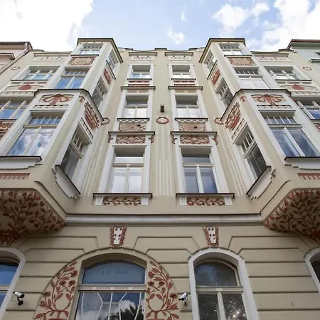 Charming 2br Garden Views In Historic Vinohrady * Praga